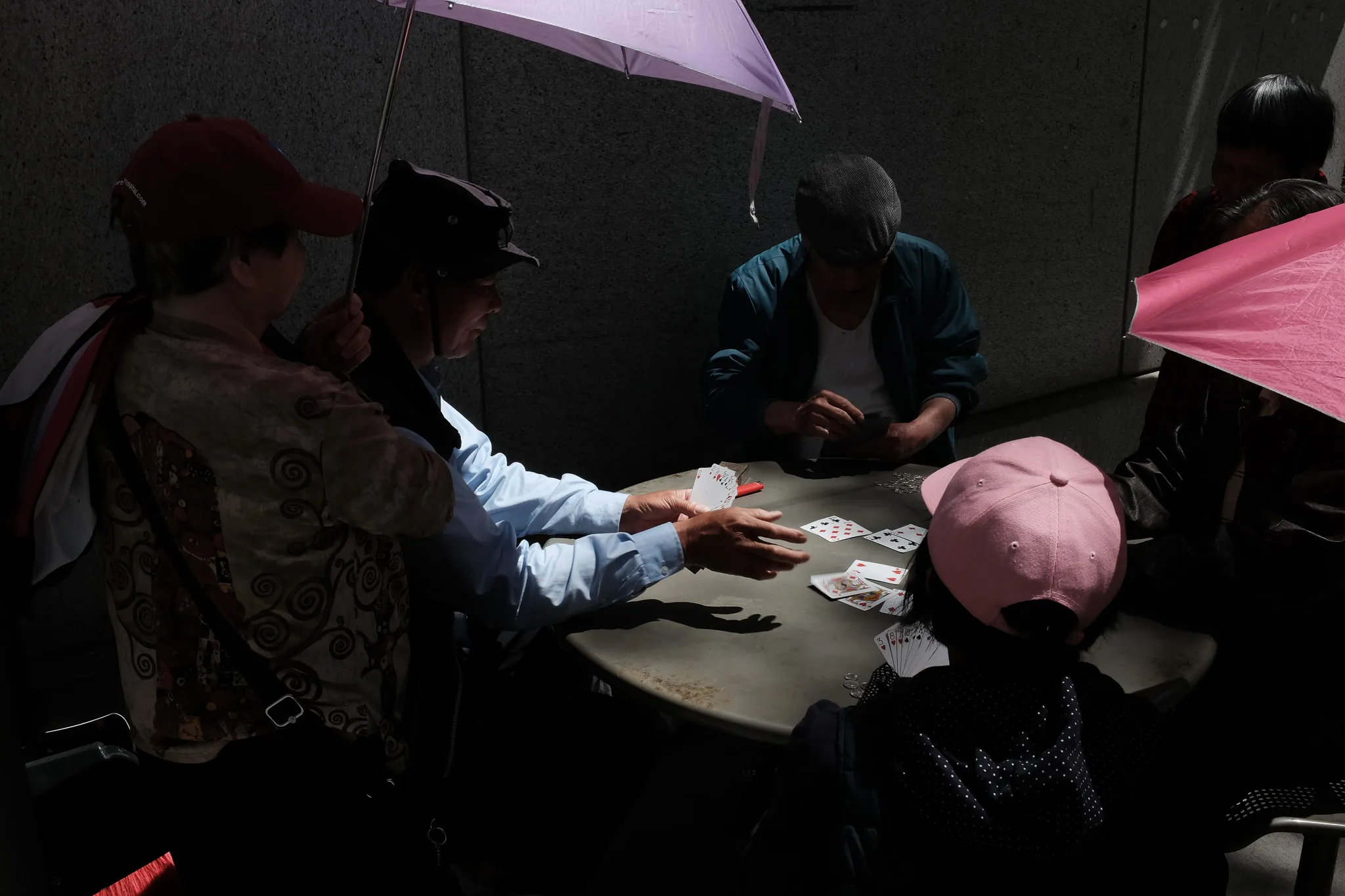 Card dealing hand